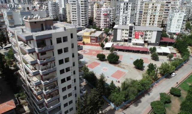 Veliler, okulların çevresindeki ağır hasarlı binalar nedeniyle tedirgin
