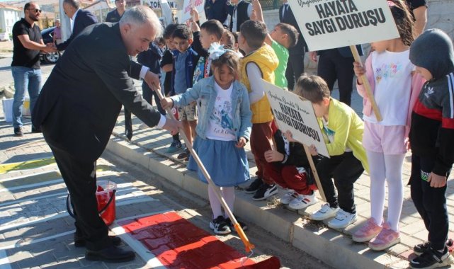 Yaya geçidini protokol üyeleri öğrencilerle birlikte boyadı