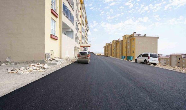 Yıldızevler'in yolları sıcak asfaltla buluşuyor