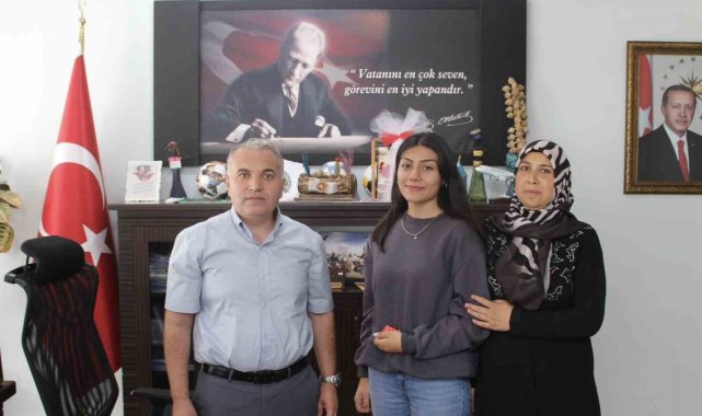 YKS'de derece yapan genç kız yarım altınla ödüllendirildi