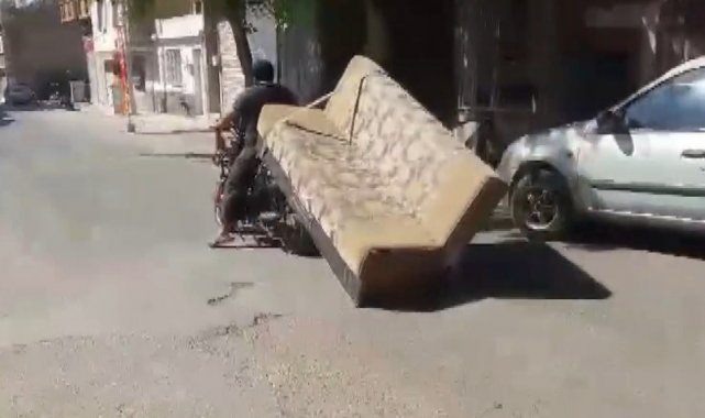 Yük taşımacılığının böylesi 'pes' dedirtti: Kanepeyi motosikletle taşıdı