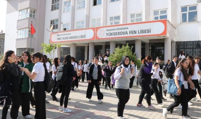 Yüksekova'da başka okulun binasında eğitim gören fen lisesi öğrencilerinden Bakan Tekin'e mektup