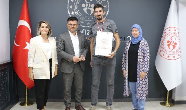 Yüzlerce sporcuyu 3 bant bilardo şampiyonasında geride bıraktı