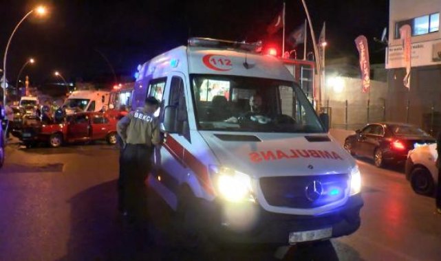 Zeytinburnu'nda otomobil oksijen yüklü tankere çarptı: 2 yaralı