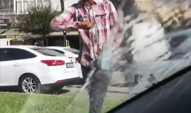 100 kez para cezası kesilen cam silen gence bu defa 'hayasızca hareketler' suçundan işlem yapıldı