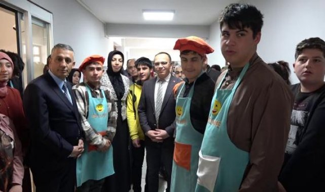 100'üncü yılda, özel gereksinimli çocuklar için farkındalık sergisi açtılar