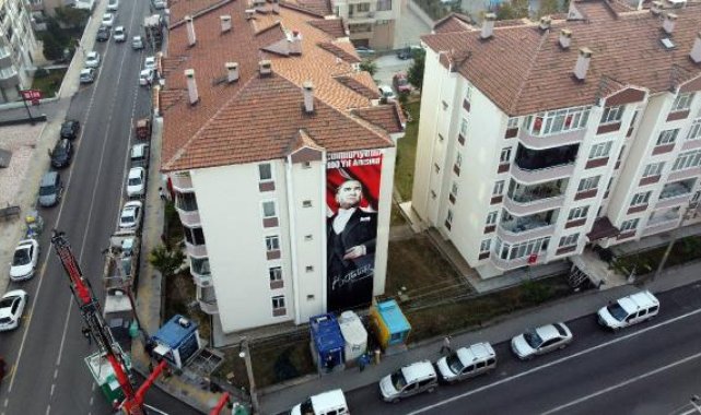 100'üncü yılı anısına, apartman duvarına 15 metrelik Atatürk portresi yaptırdılar
