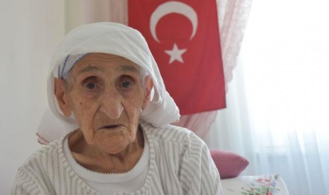 103 yaşındaki Zeynep Gülbil'in bayrak sevgisi