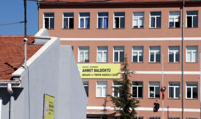 2 liseli rahatsızlanınca tüm sınıf zehirlenme şüphesiyle hastaneye kaldırıldı