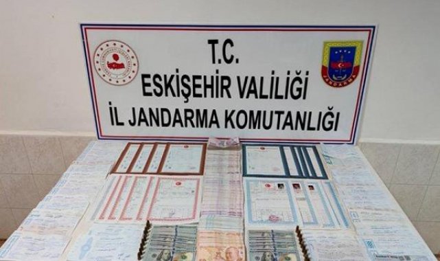 2 tefecilik şüphelisinin evinden 4 milyon 325 bin liralık 59 senet ve 20 tapu belgesi çıktı
