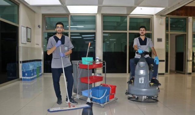 2 tıp öğrencisi, eğitim gördükleri üniversitede temizlik personeli olarak görev yapıyor