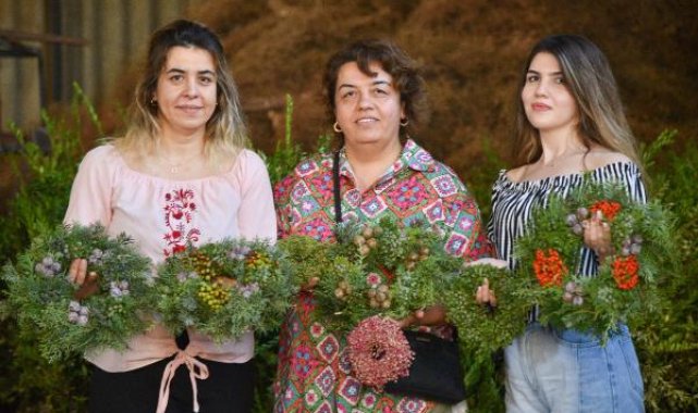 20 ülkeye ihraç edilen 'Noel çelengi' mesaisi başladı