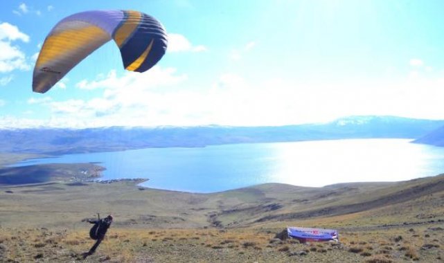 2241 metre rakımlı Balık Gölü manzarası eşliğinde dev Türk bayrağı ile uçtu
