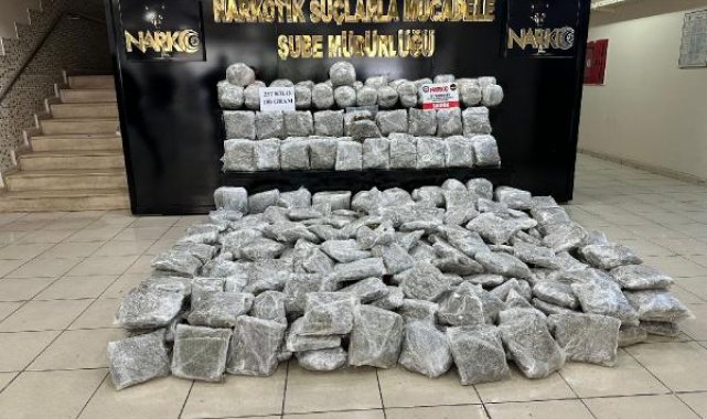 'Dur' ihtarına uymayan sürücünün minibüsünde 257 kilo skunk ele geçirildi
