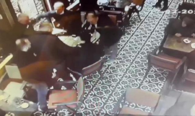 'Şahinler' suç örgütü üyelerinin kafedekileri darbettiği anlar kamerada