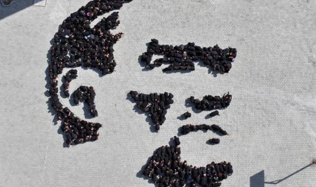 400 öğrenci, okul bahçesinde Atatürk silüeti oluşturdu