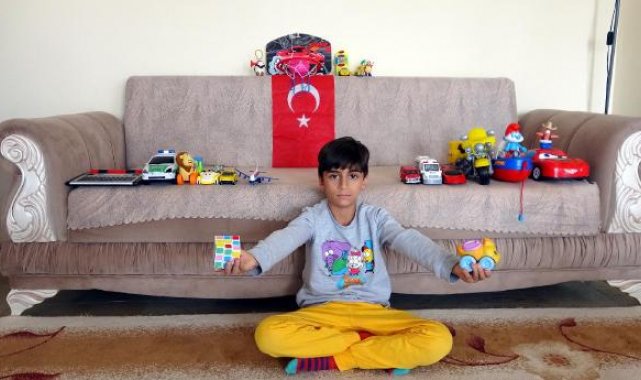 7 yaşındaki Ömer Ali, oyuncaklarını Filistinli çocuklara gönderdi