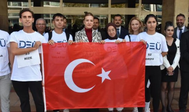 81 öğrenci, Cumhuriyet'in 100'üncü yılı için koşup, taşıdıkları bayrağı müzeye teslim etti