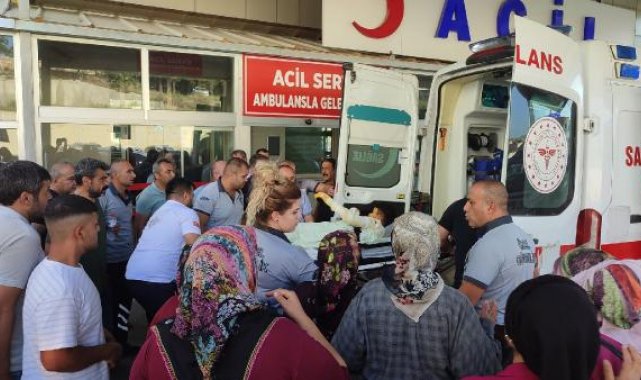 Adana'da otomobil alev aldı; 2'si çocuk, 3 yaralı