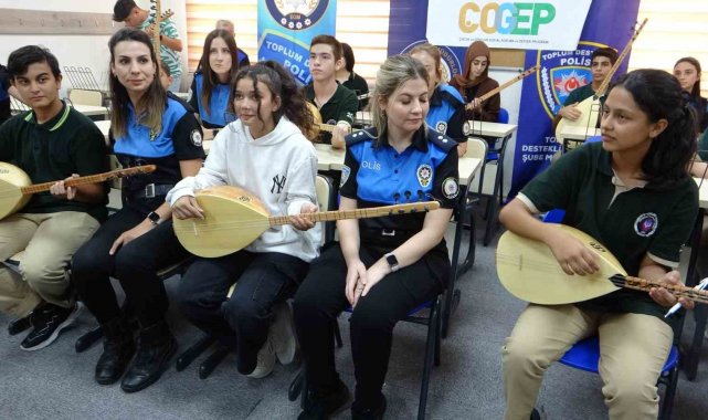 Adana'da polisler lise öğrencilerine saz hediye etti