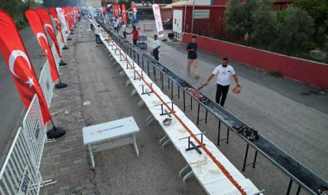 Adanalı kebapçıdan Cumhuriyet'in 100'üncü yılına özel 100 metre boru kebabı
