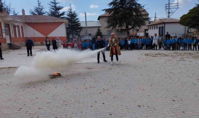AFAD'dan ilkokul öğrencilerine yönelik deprem ve yangın tatbikatı