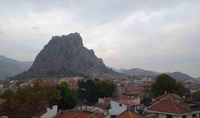 Afyonkarahisar güne yağışlı hava ile başladı