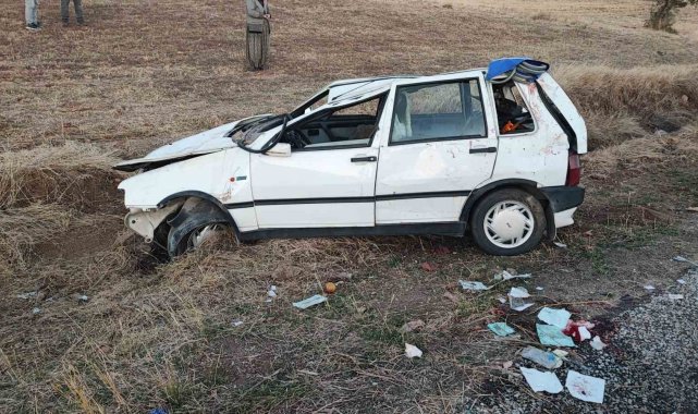 Afyonkarahisar'da otomobil şarampole devrildi 4 yaralı