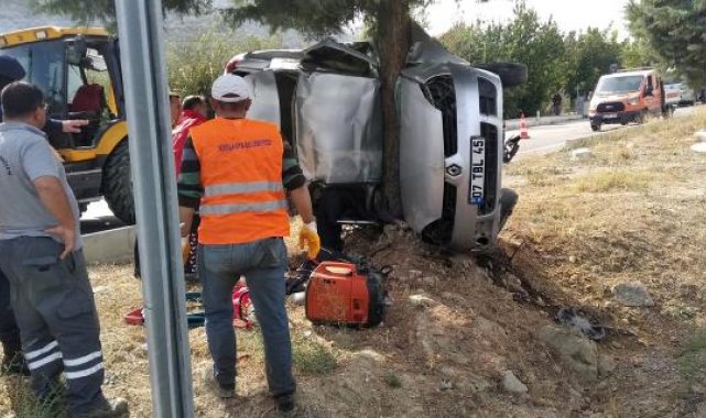 Ağaca çarpan araçtaki baba ile oğul öldü