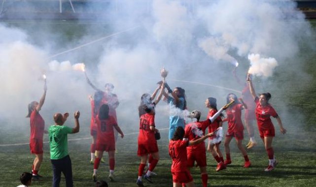 Aileleri futbol oynamalarına karşı çıkan Vanlı kızlar 2'nci Lig'e yükseldi; hedef Süper Lig