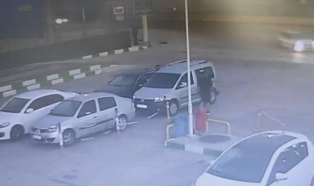 Akaryakıt istasyonundaki araçtan 60 bin lira değerinde ziynet eşyası ve para çaldılar