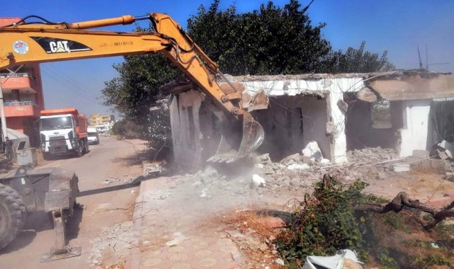 Akdeniz'de metruk binaların yıkımı sürüyor