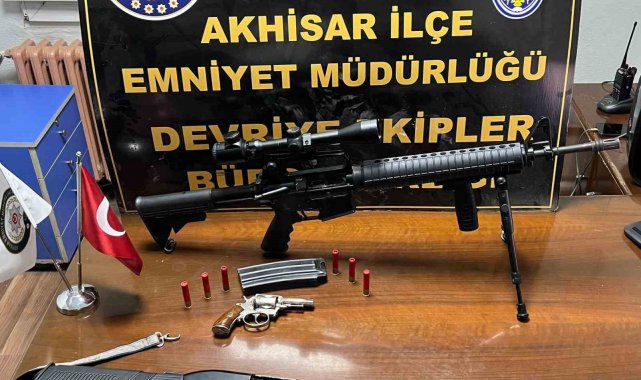 Akhisar'da polisin yakaladığı şahsın üzerinden cephanelik çıktı