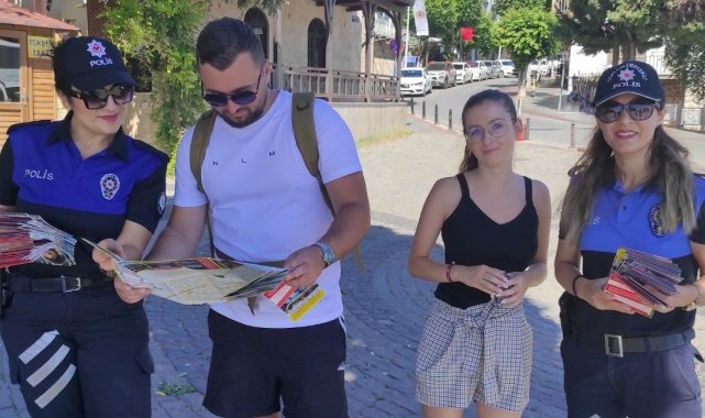 Alanya'da polisten turistlere dört dilde broşür