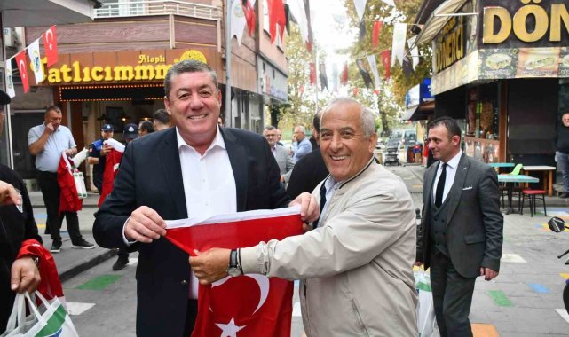 Alaplı Belediyesi esnaf ve vatandaşlara binlerce Türk Bayrağı dağıttı