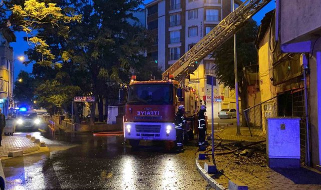 Alevler geceyi aydınlattı, tarihi bina alev alev yandı