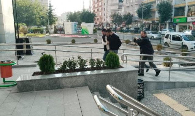 Alıkoydukları kişinin parasını gasbettiler