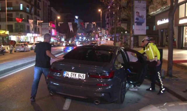 Alkollü sürücünün kontrolünden çıkan araç park halindeki otomobile çarptı