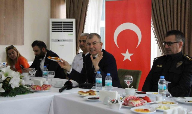 Amasya Valisi Doruk esnaflara seslendi: "Tanıtım için misket elması kurusu ikram edin"