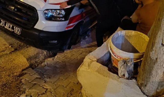 Ambulansın tekeri çukura saplandı; yardıma vatandaşlar koştu