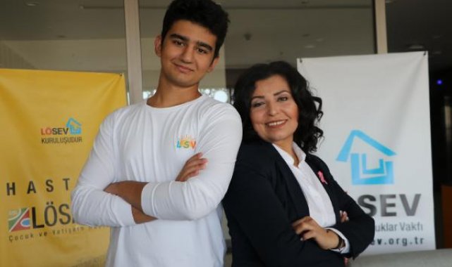 Anne ve oğlu, el ele kanseri yendi