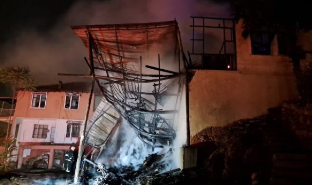 Antalya'da 2 katlı ahşap ev alev alev yandı; patlama ve panik anları kamerada