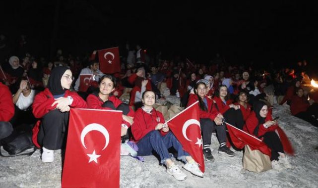 Antalya'da 'Cumhuriyet' coşkusu; Mete Gazoz, sönmeyen ateşle ok yakıp, atış yaptı