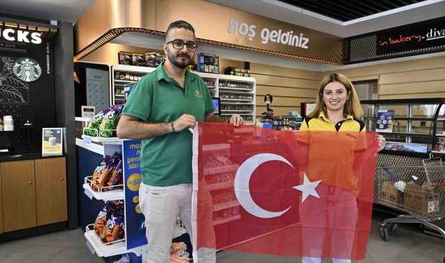Antalya'da esnafa 15 bin ay yıldızlı bayrak