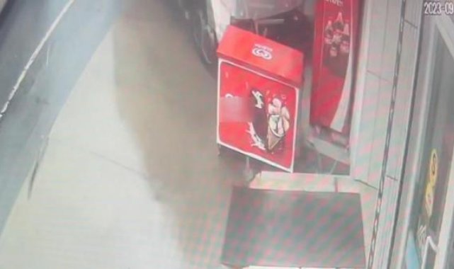 Arnavutköy'de kamyonet büfeye çarptı; o anlar kamerada