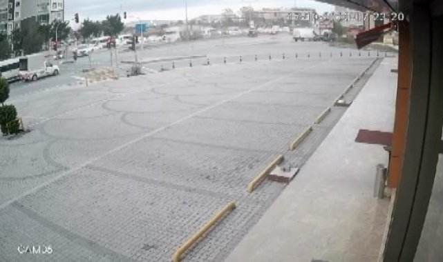 Arnavutköy'de önce minibüse ardından yolcu alan İETT otobüsüne çarptı: 4 yaralı