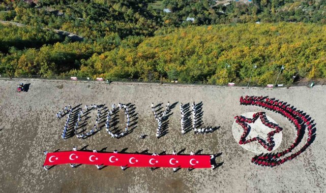 Artvin Atatepe'de öğrencilerden 100. yıl logosu