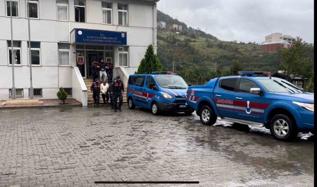 Artvin'de yakalanan firari şüpheli ile kaçışına yardım eden iki zanlı tutuklandı