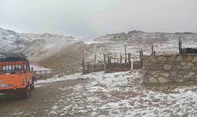 Artvin'de yüksek kesimler beyaza büründü