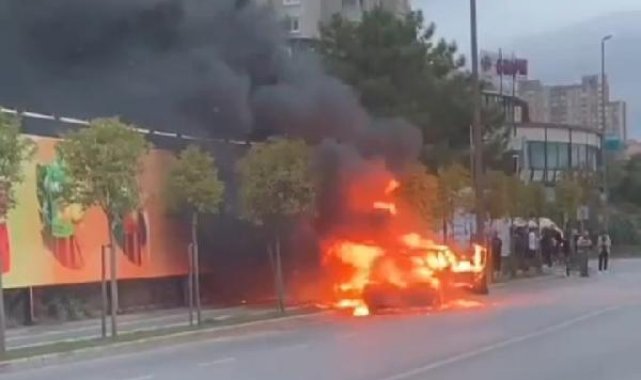Ataşehir'de seyir halindeki otomobil alev alev yandı